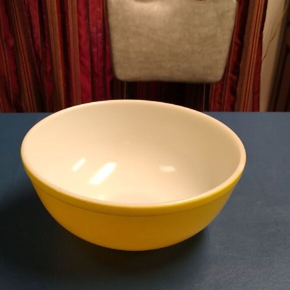 Pyrex Yellow and White Mixing Bowl Cottagecore Grandmacore Countrycore - Picture 1 of 8